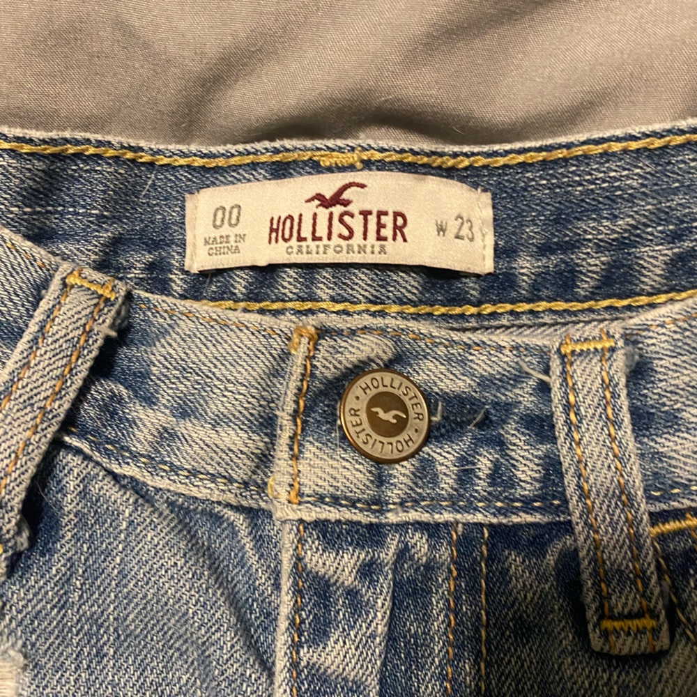 Hollister High Rise Medium Washed Ripped Shorts - Picture 3 of 5